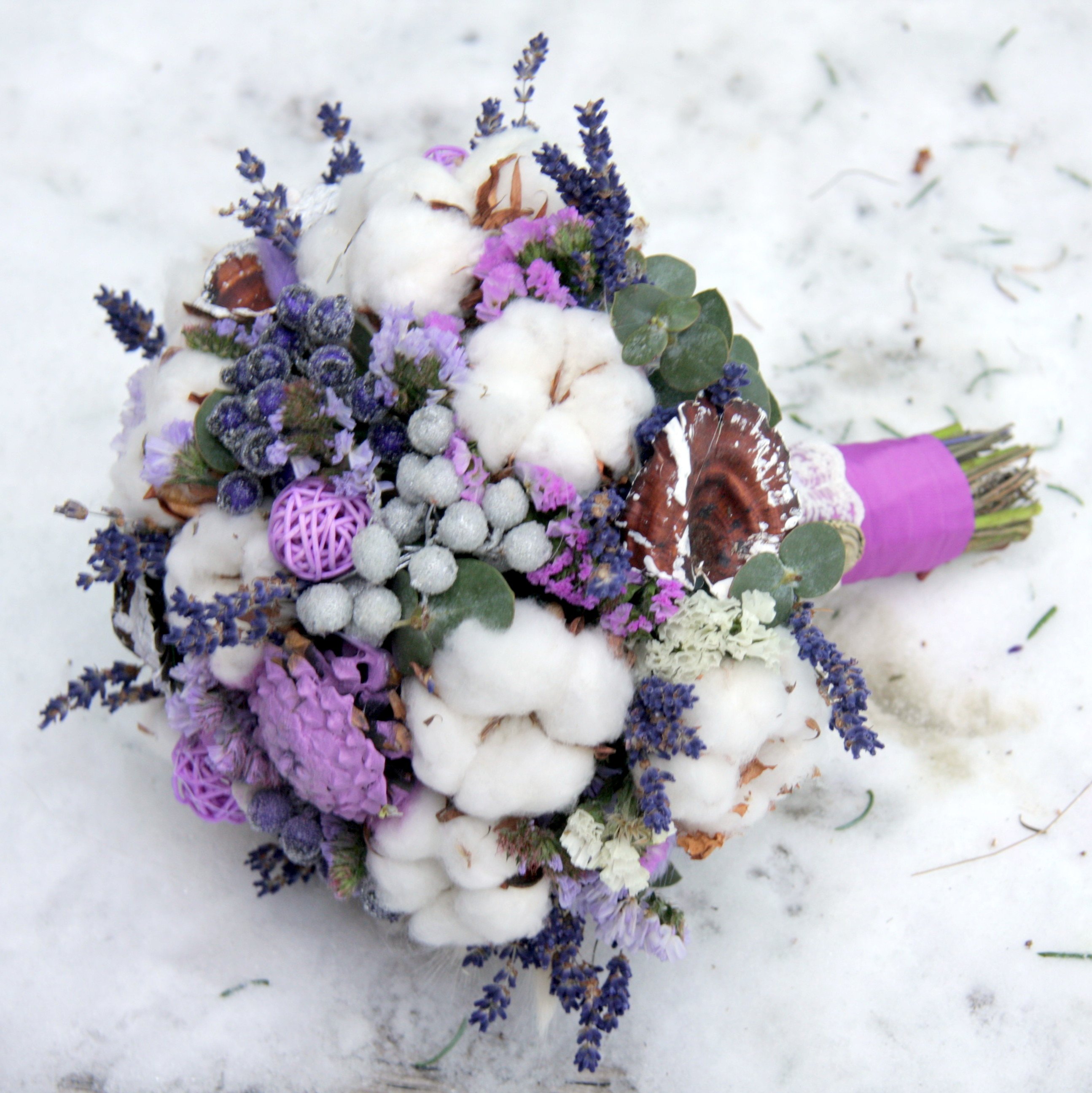 Этот цветок для зимних букетов. Гипсофила цинерария бруния букет невесты. Эвкалипт цинерария. Букет "хлопок и гипсофила". Зимний букет.