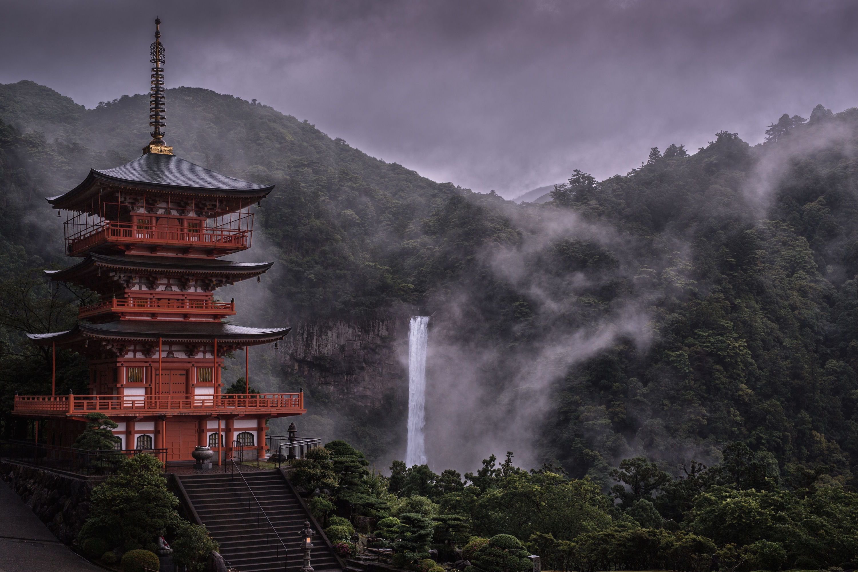 Japan photo. Буддийский храм Сэйганто-дзи и водопад Нати Япония. Святилище Кумано Нати тайся. Пагода Сейгантодзи и водопад начи-но-таки. Ночной буддийский храм Китай.