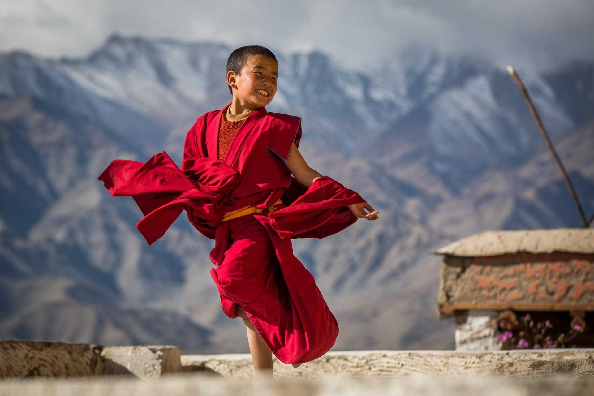 Тибетские горловые монахи. Тибет Непал бутан Гималаи. Гималаи Тибет монахи. Буддистский монах Тибет. Тибетские монахи Шаолинь.