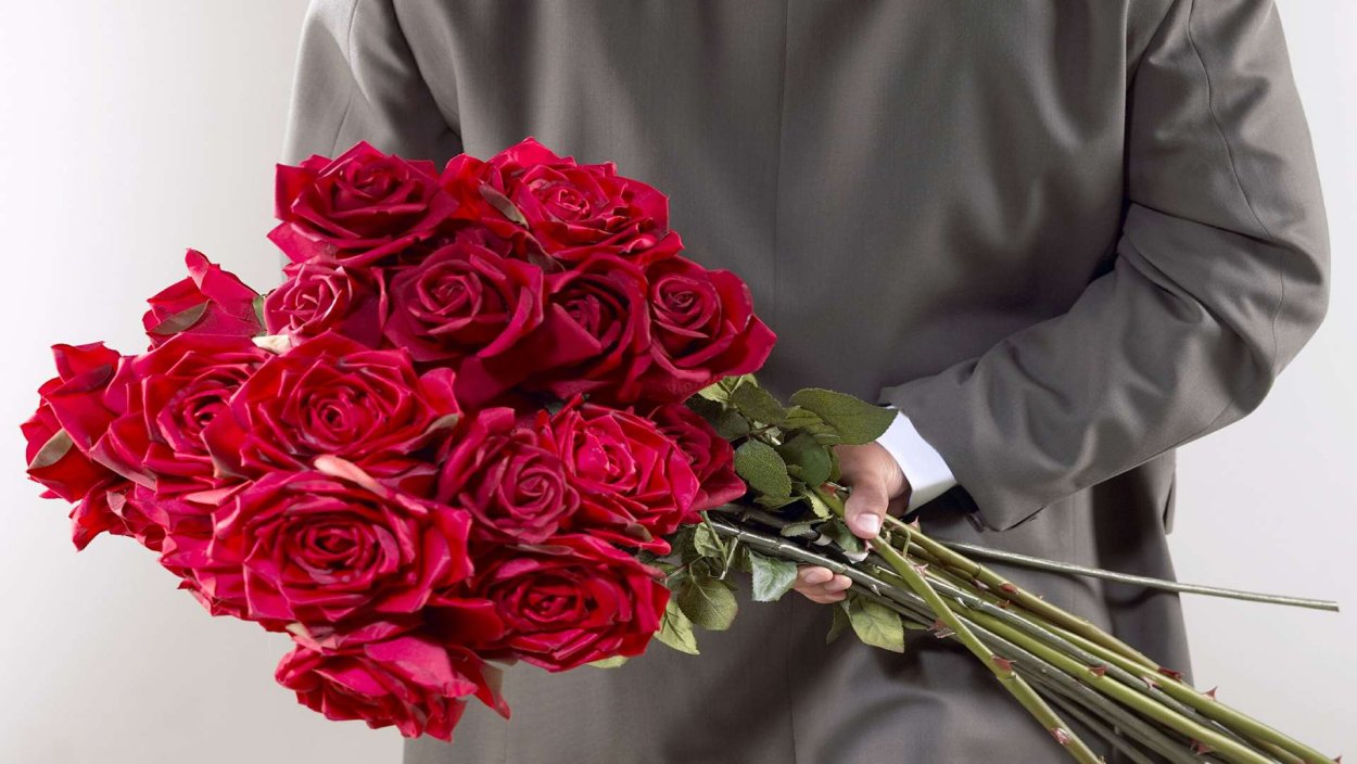 Открытка красные розы на бежевом фоне