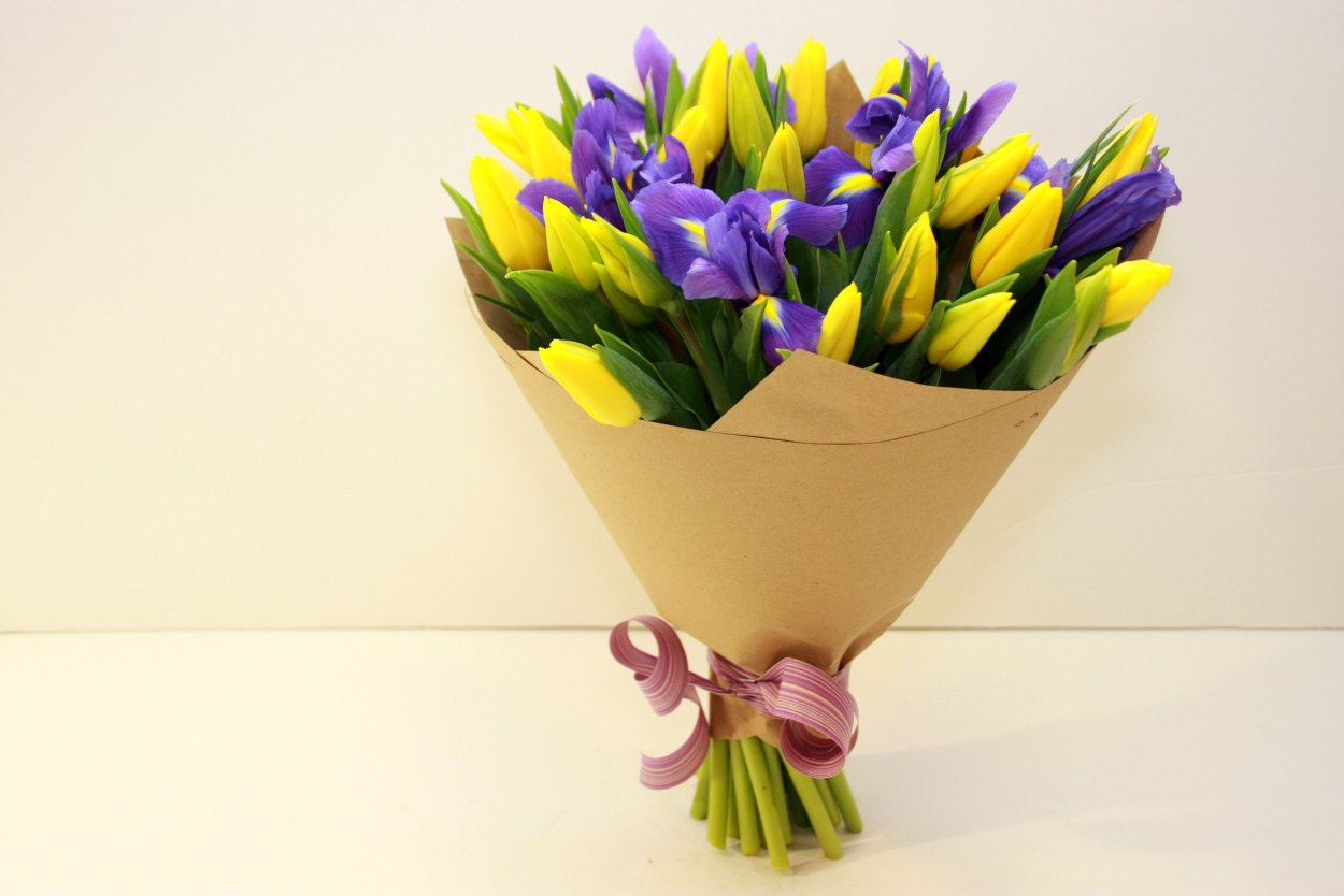 Тюльпаны с ирисами букеты