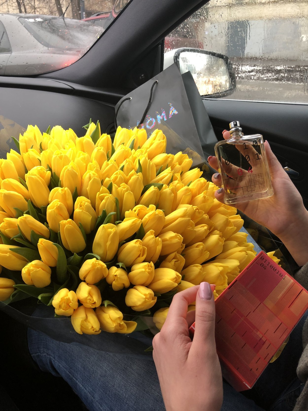 Желтые тюльпаны в вазе