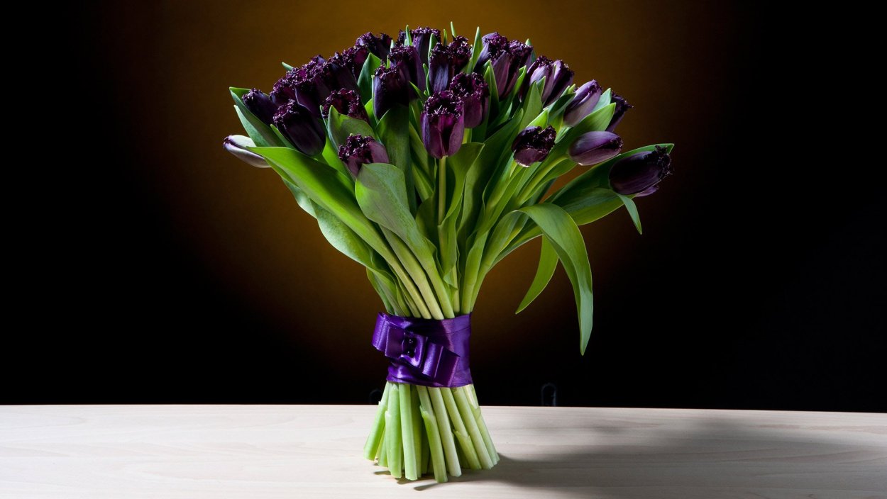 Цветы тюльпаны с ирисами