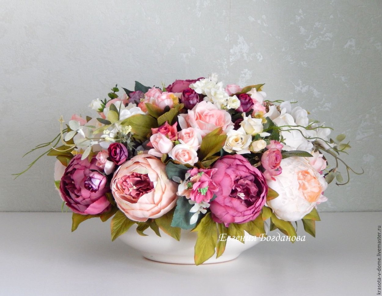 Цветы в вазе в интерьере