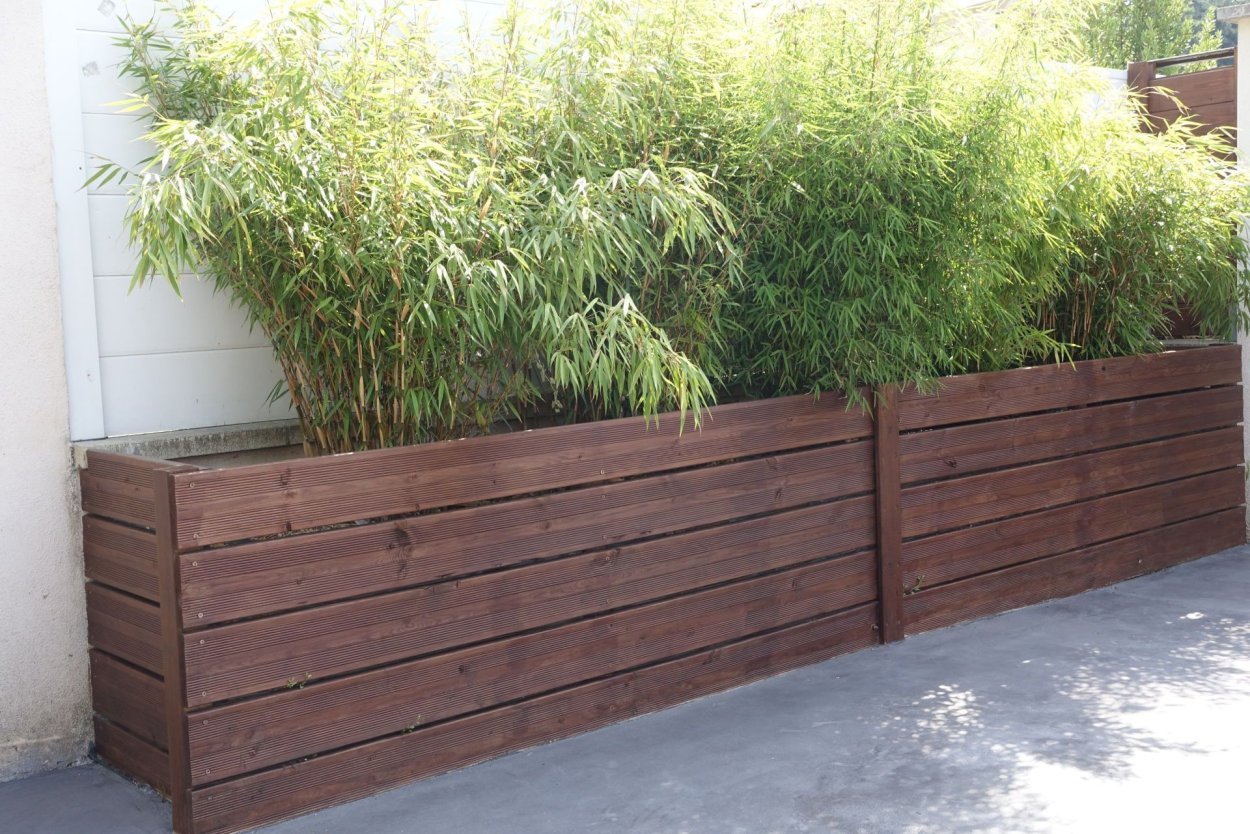 Кашпо для цветов на деревянном заборе