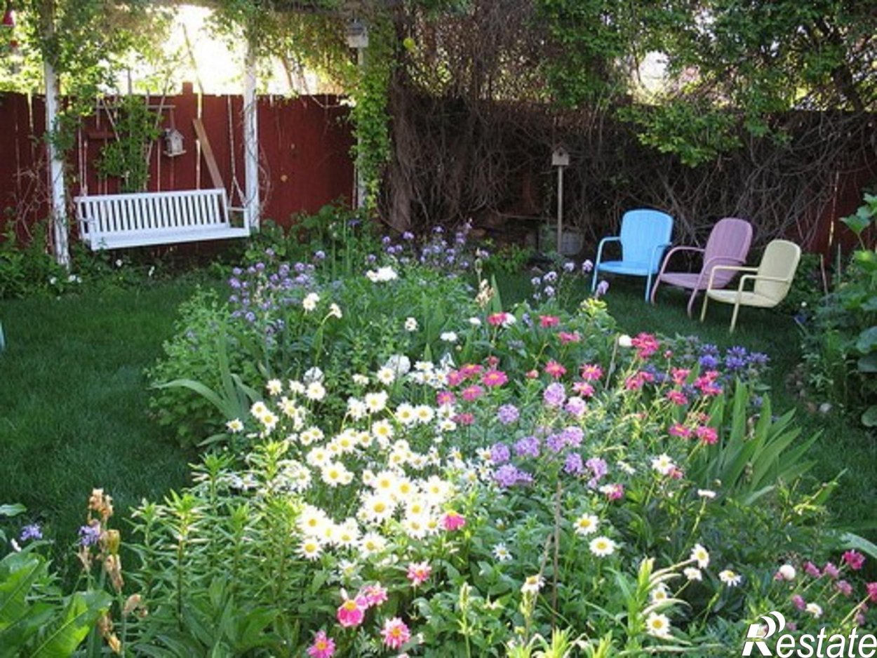 Цветники во дворе в деревне