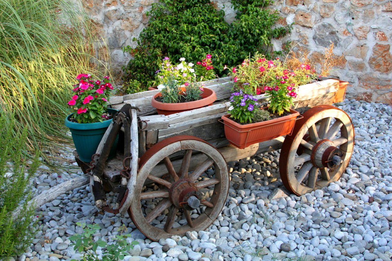 Клумба в деревенском стиле