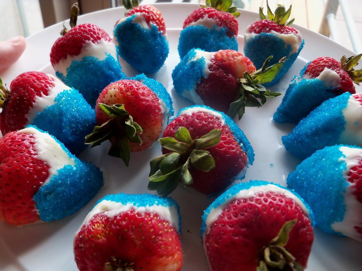 Букет из клубники в голубом цвете