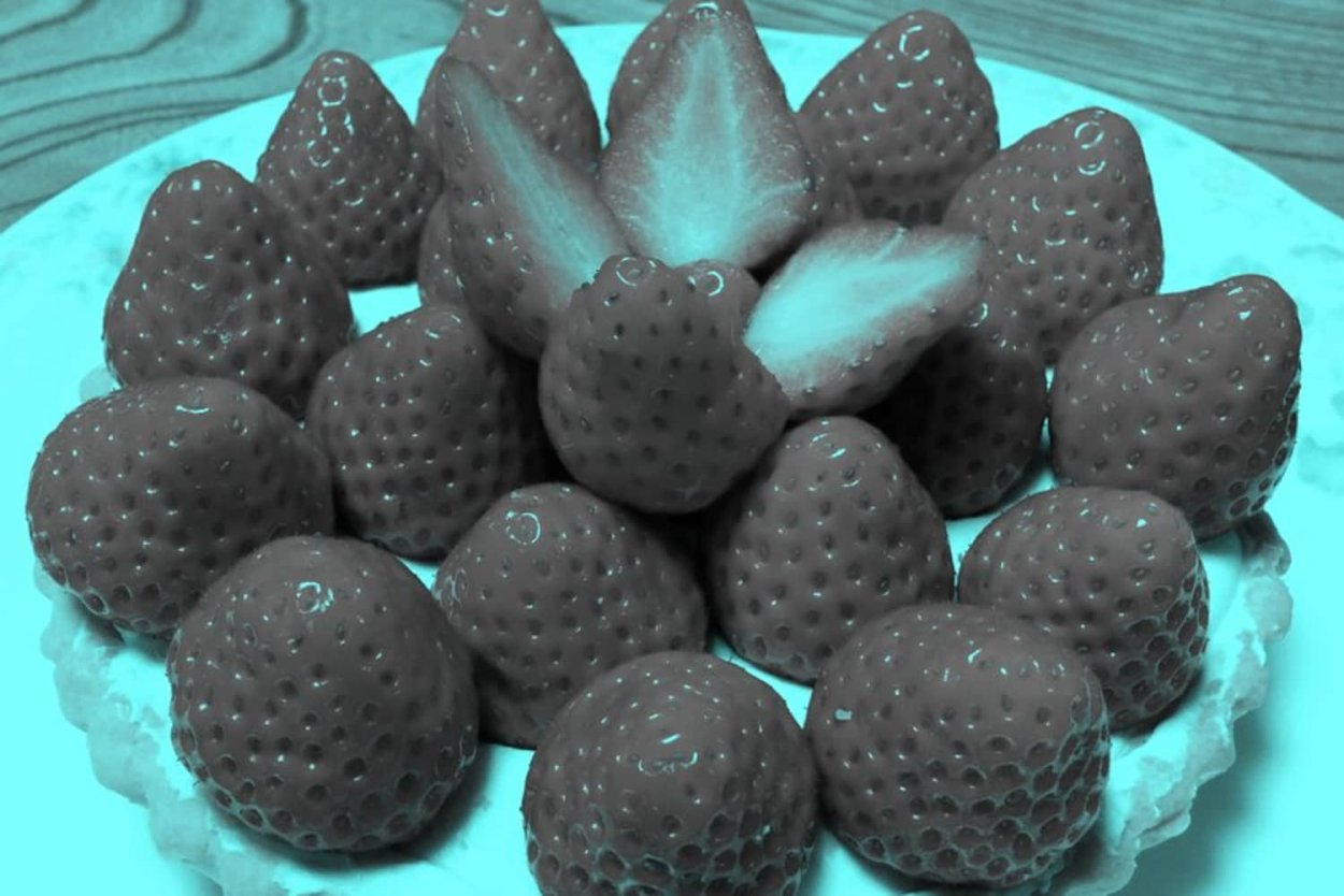 Голубая клубника без фона