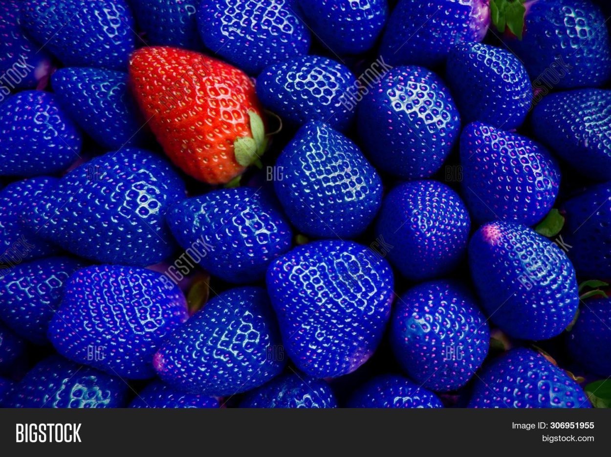 Клубника с синим фильтром