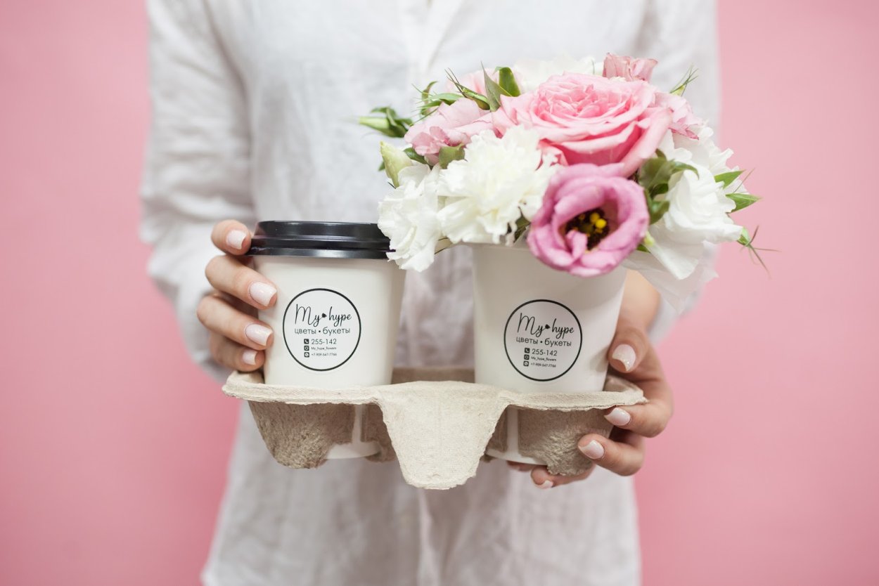 Стаканчик кофе с цветами