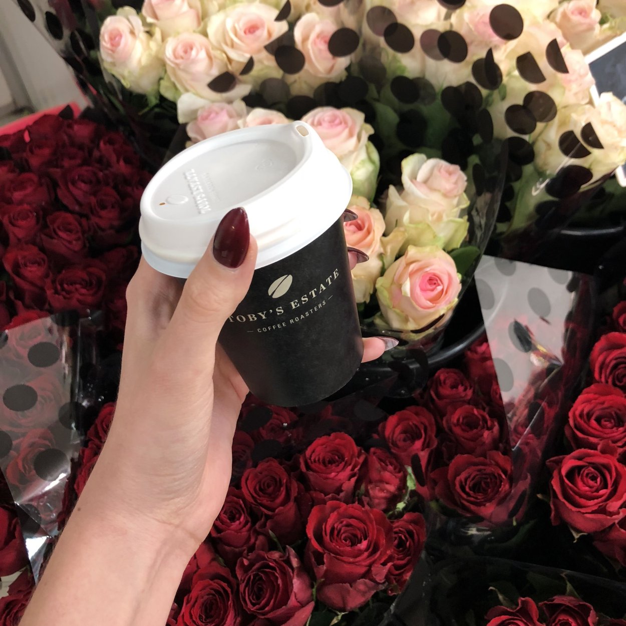 Кофе и цветы в стаканчике