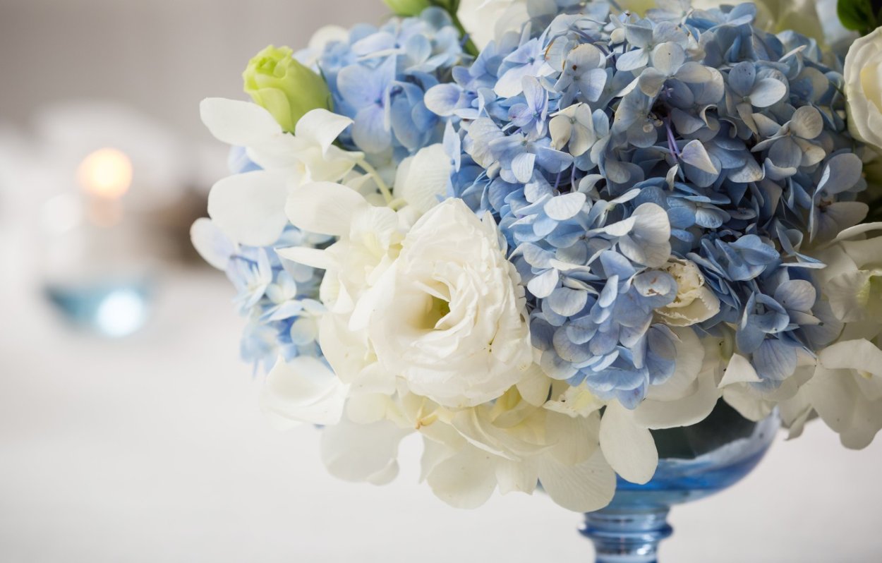 Букет с голубой гортензией