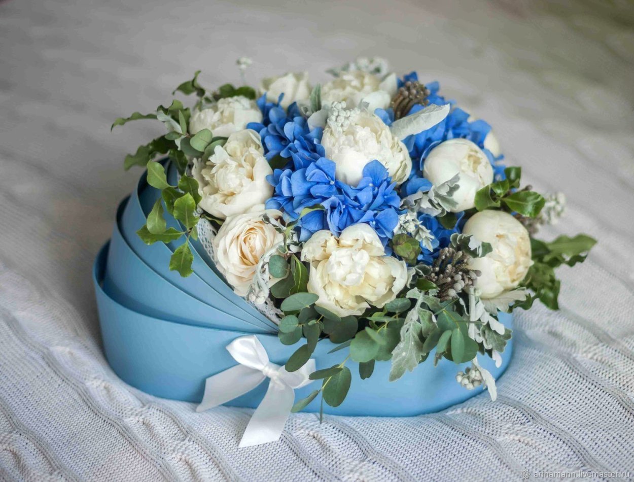 Букет с голубой гортензией