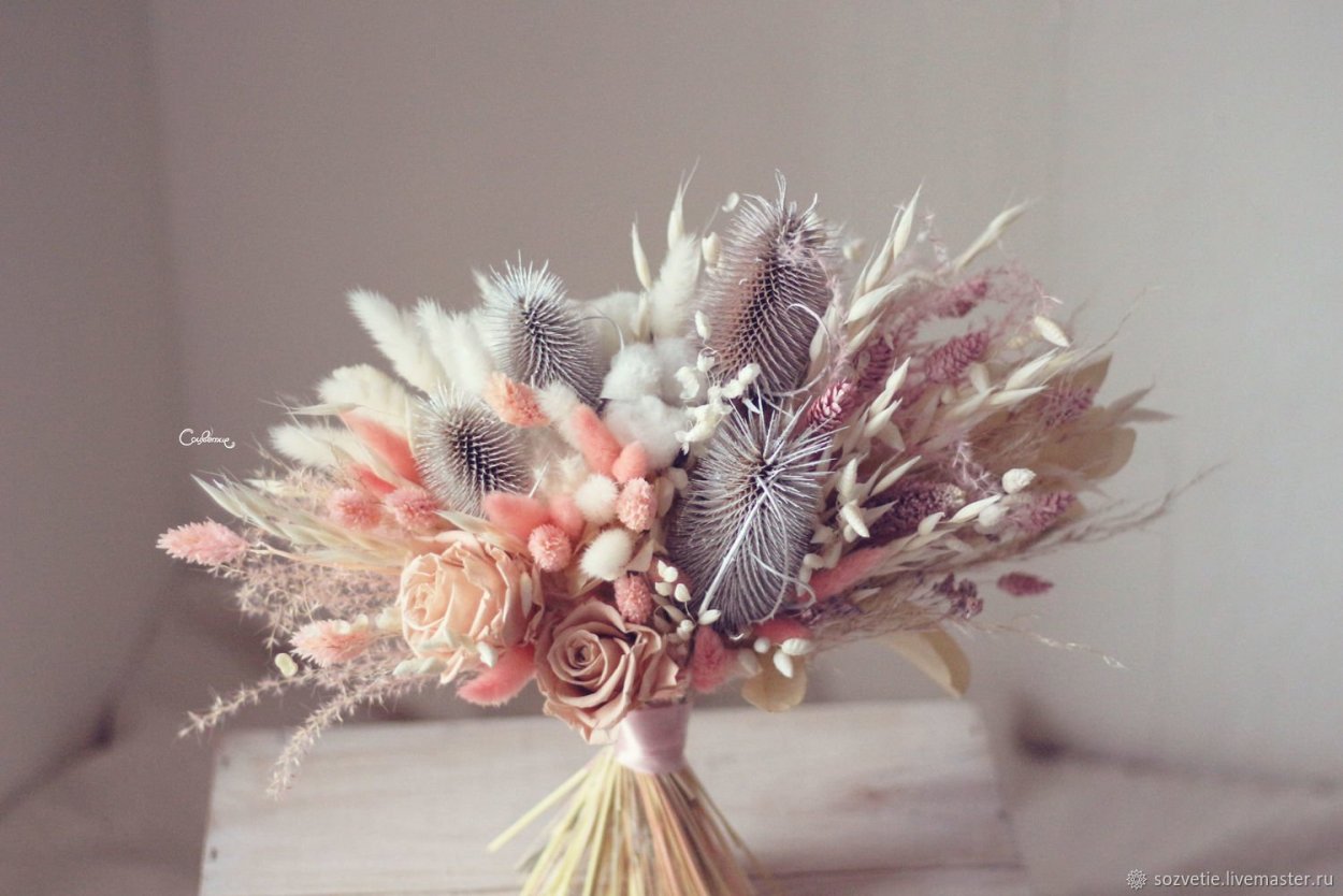 Букет невесты с павлиньим пером