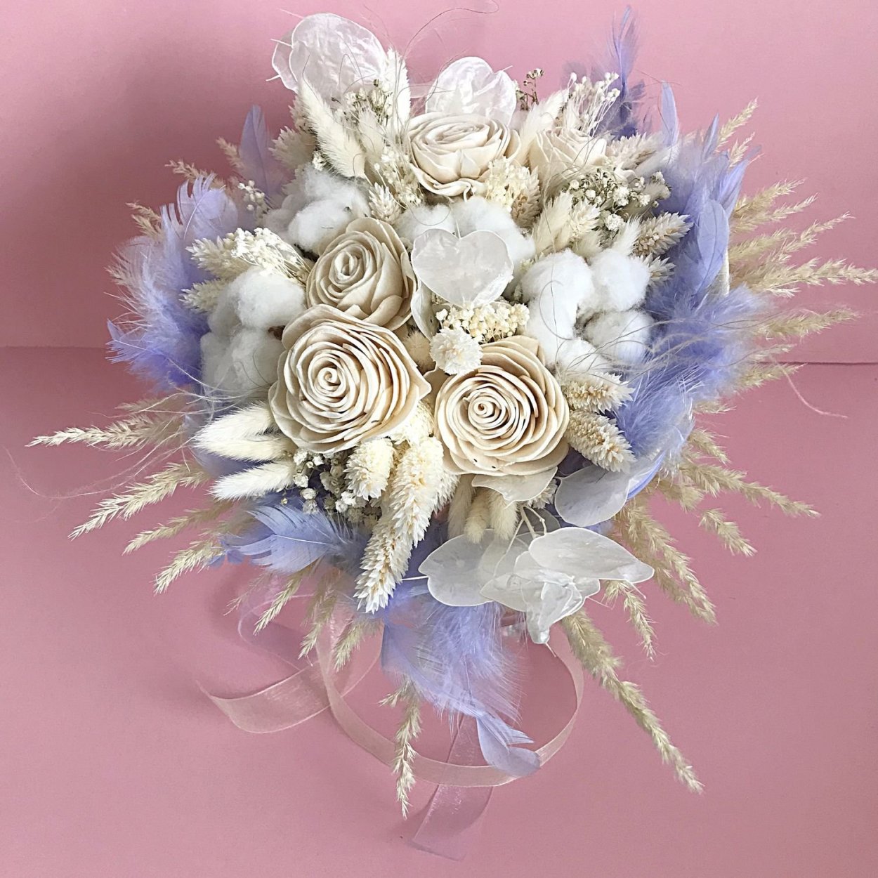 Перо и роза