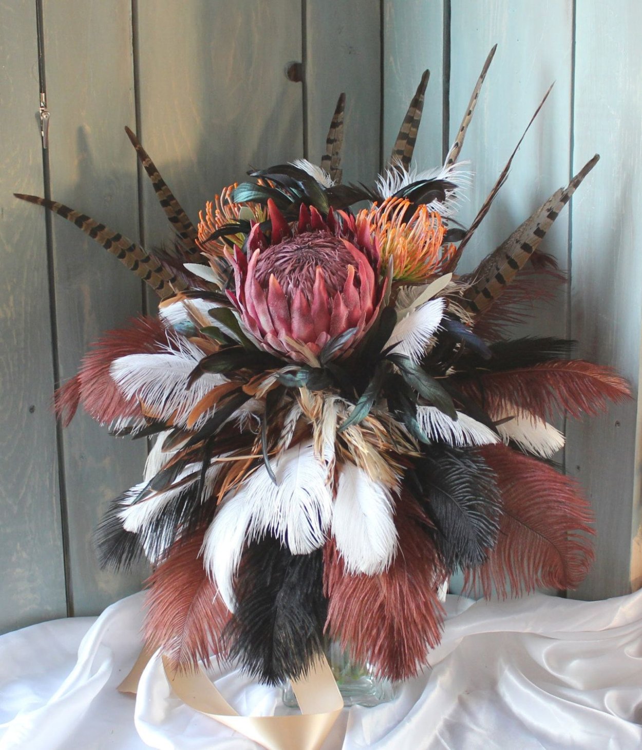 Букет с перьями и цветами