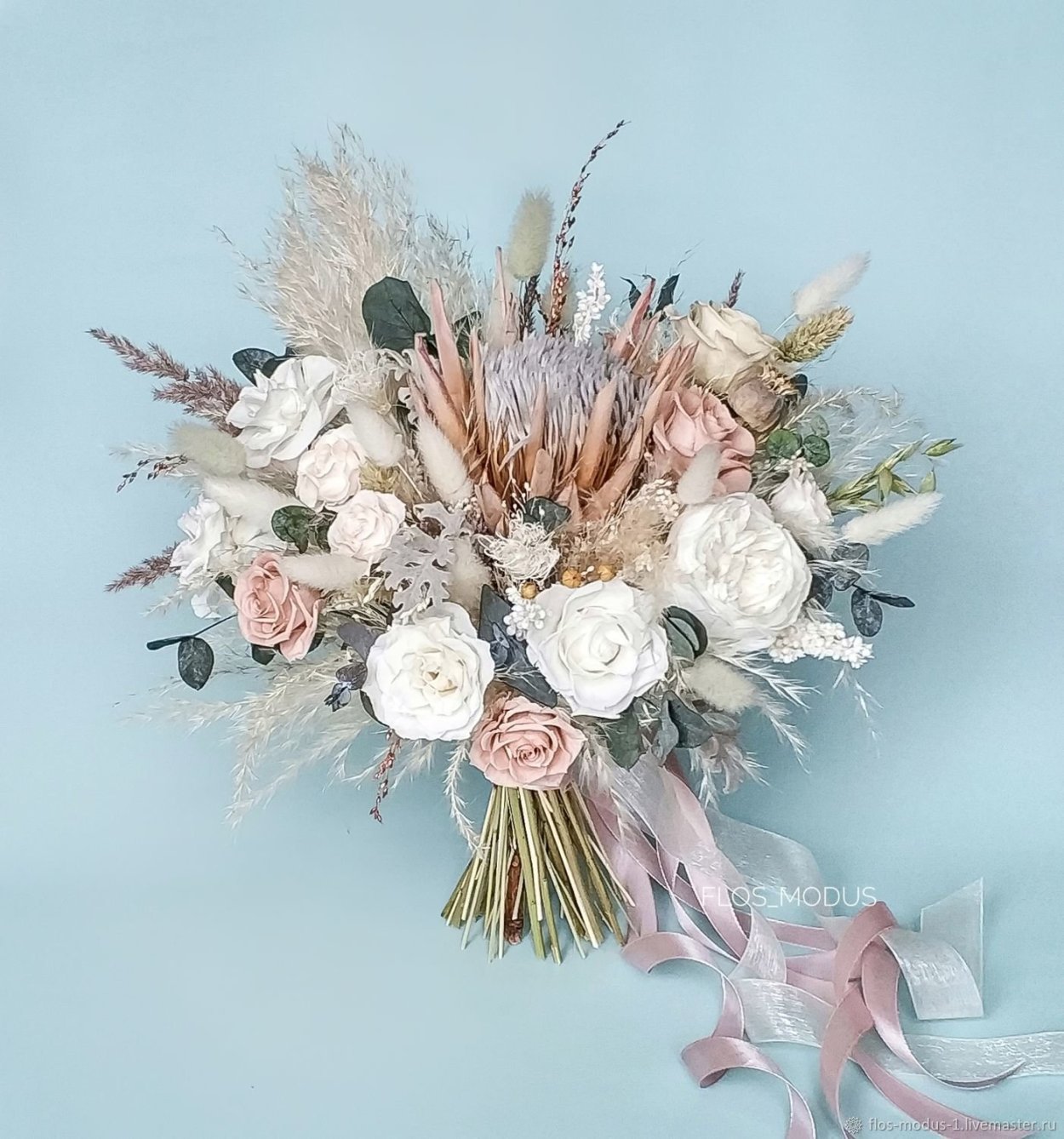 Икебана с павлиньими перьями