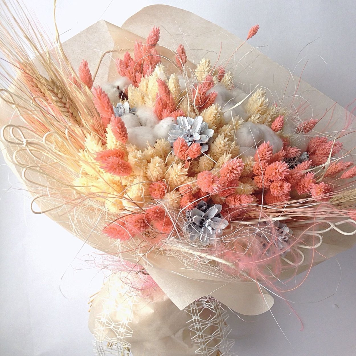 Цветочные композиции из перьев
