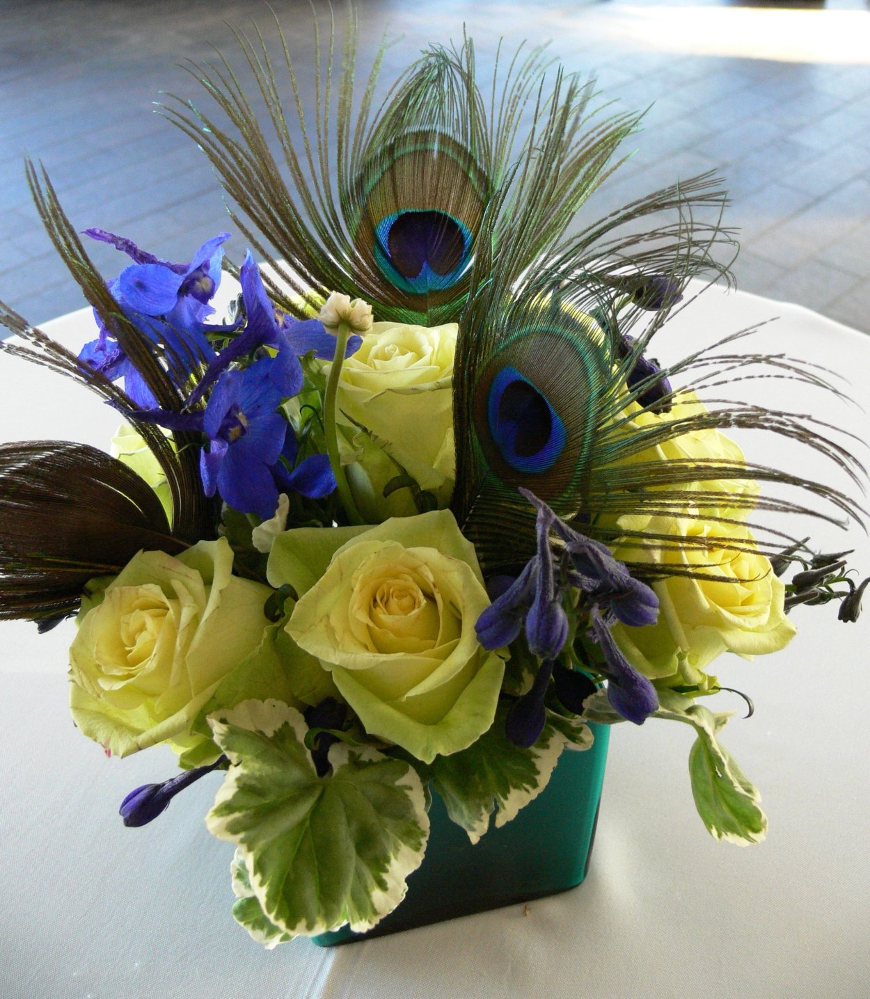 Композиции с павлиньими перьями