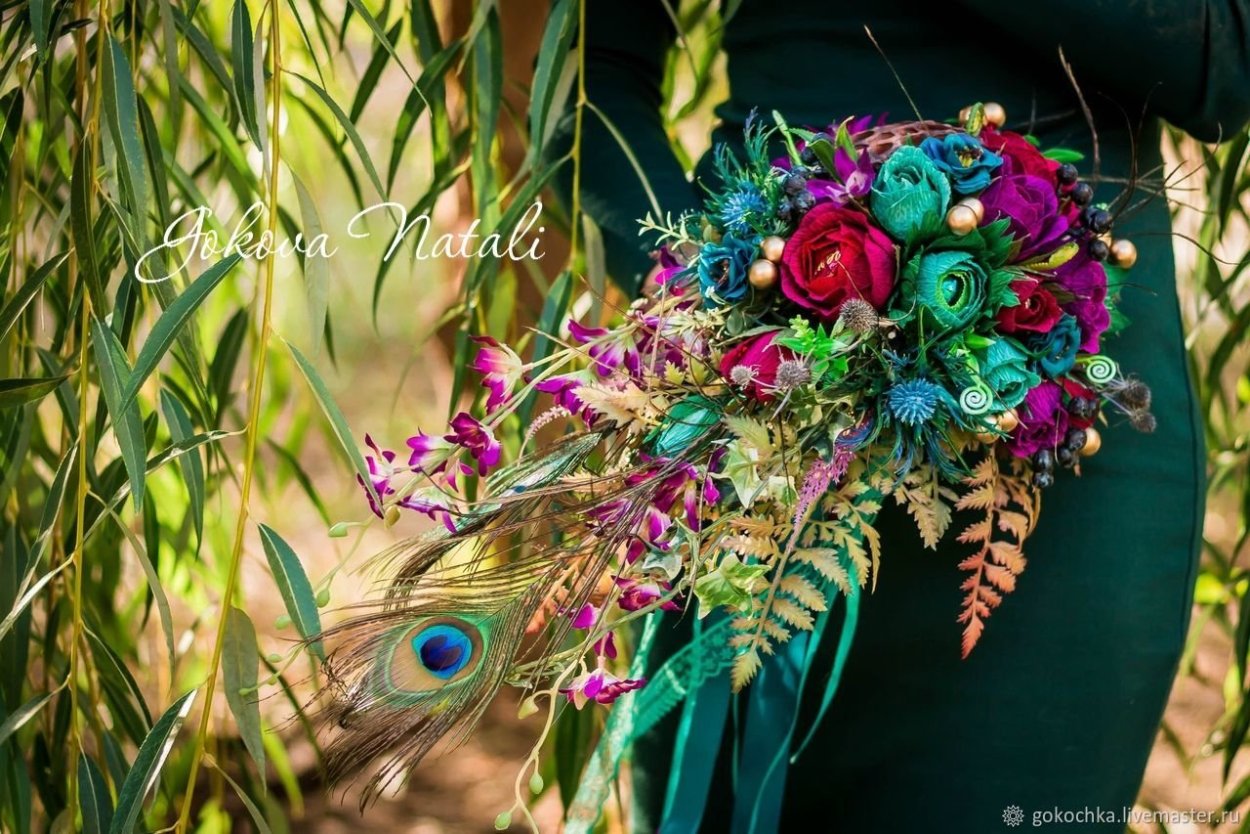 Букет с павлиньими перьями