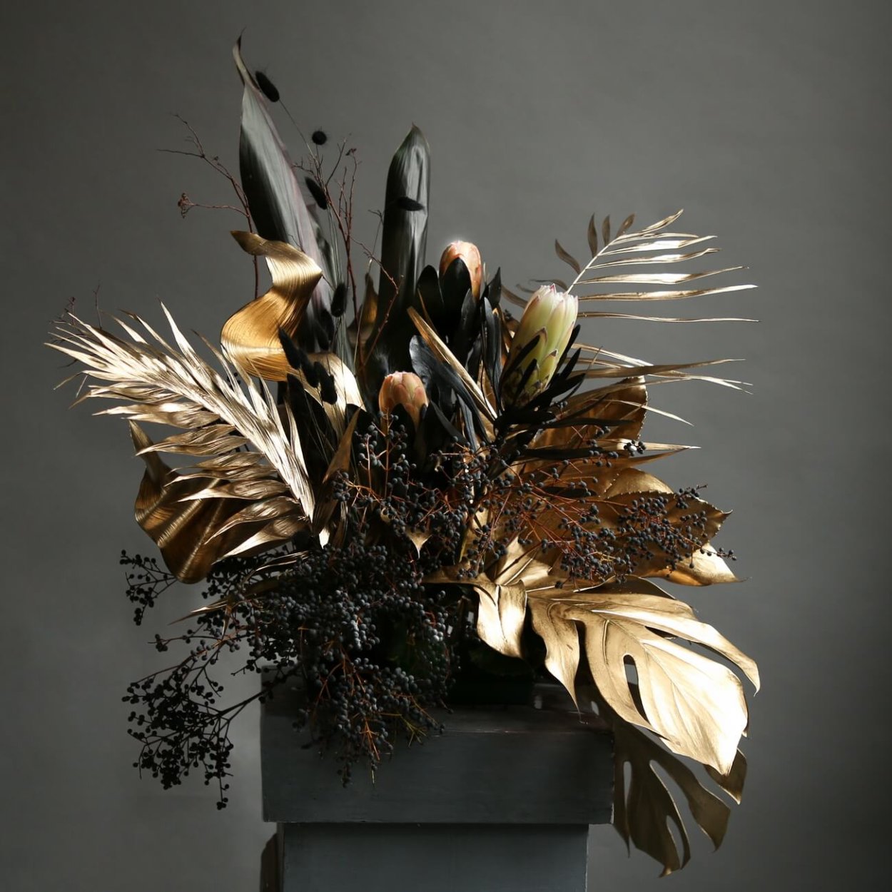 Композиция из сухоцветов в вазе