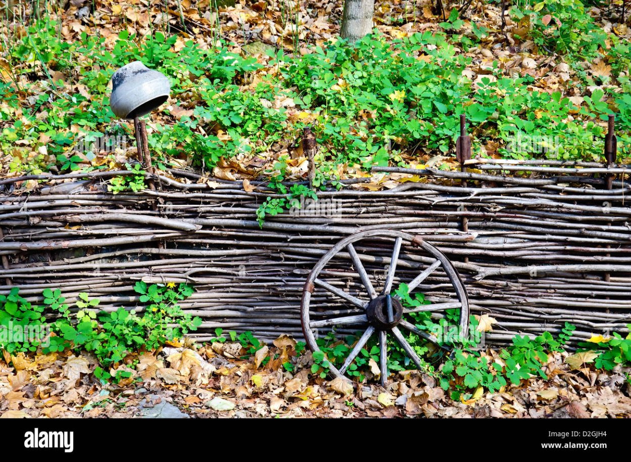 Плетеный забор с горшками