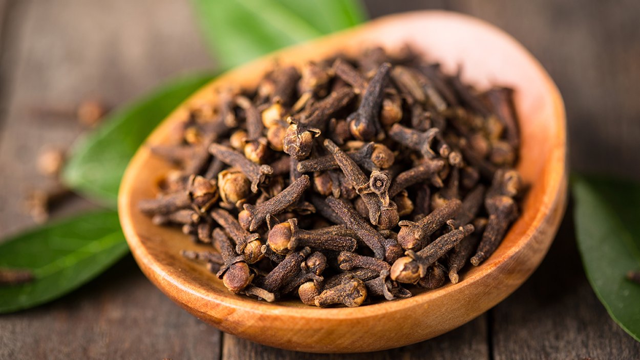 Специи на белом фоне