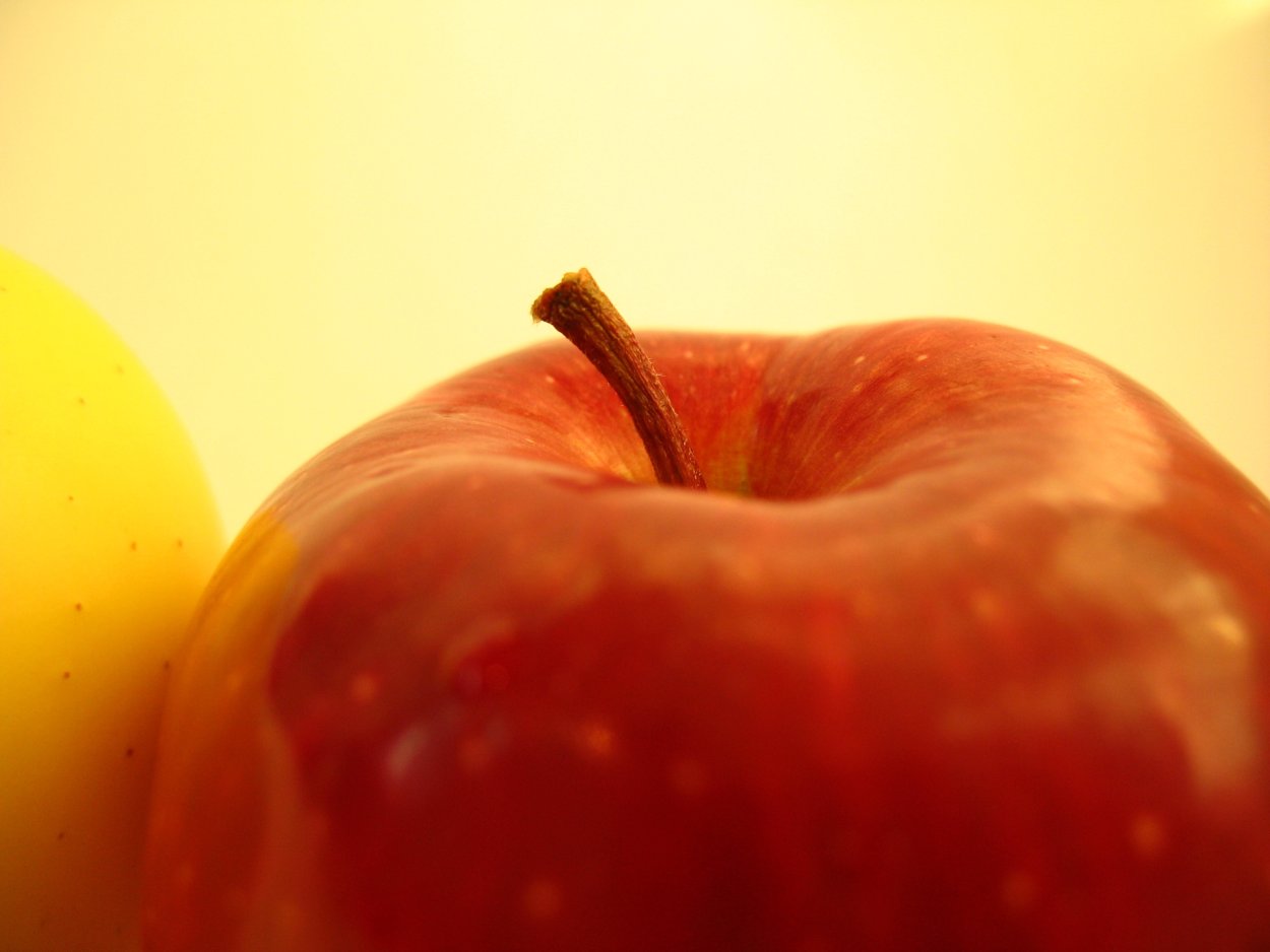 Яблоко яркое