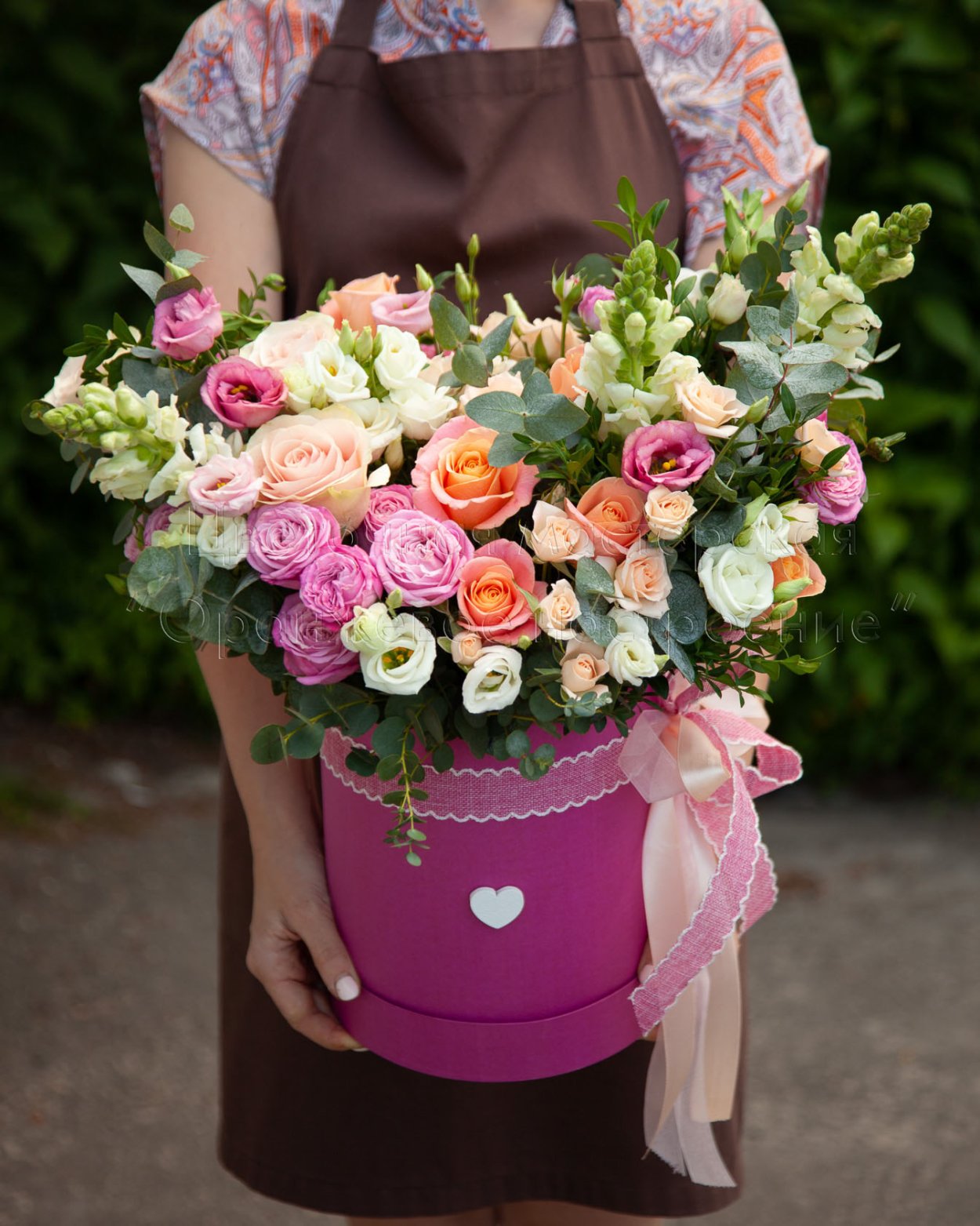 Стильная коробка с цветами