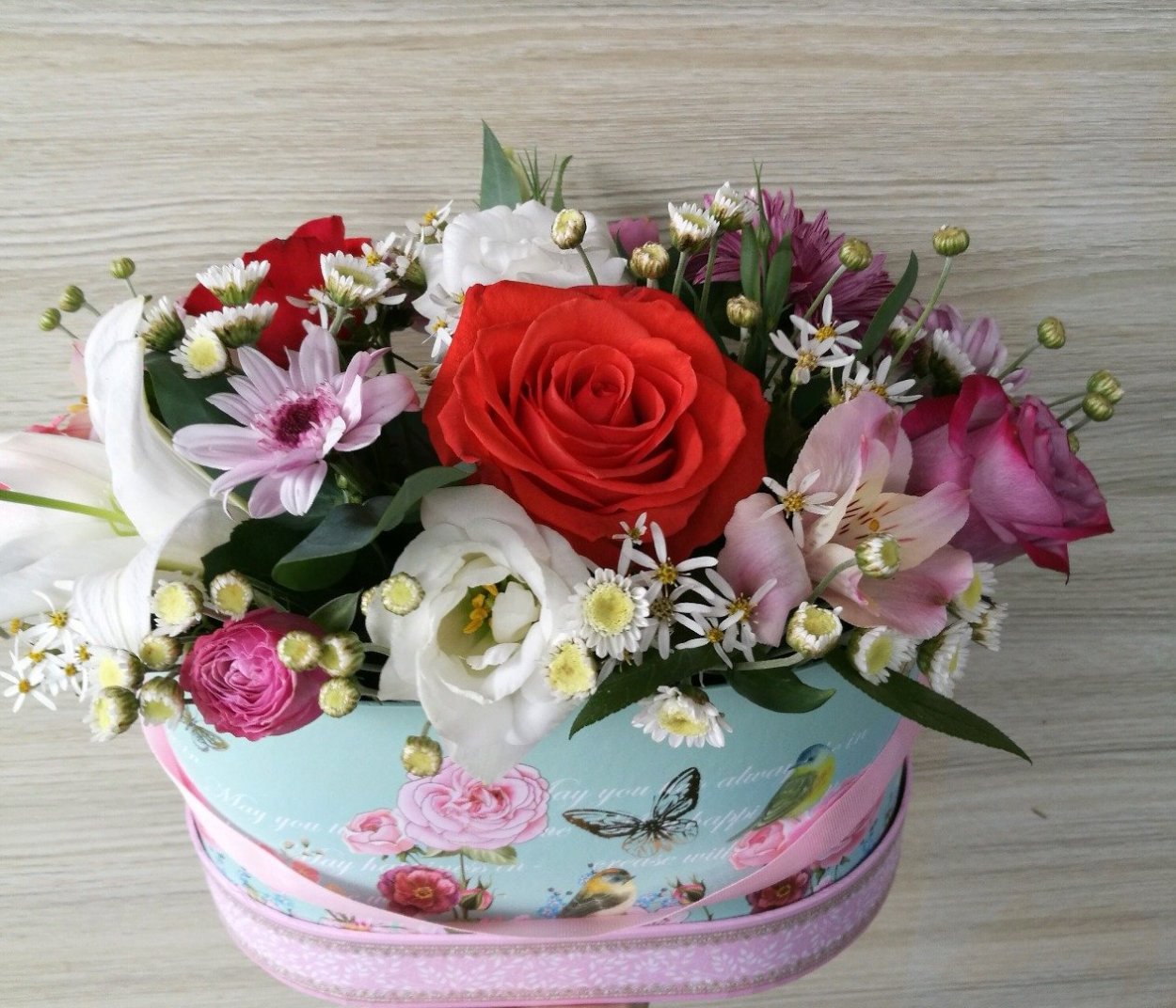 Композиция цветов в коробке