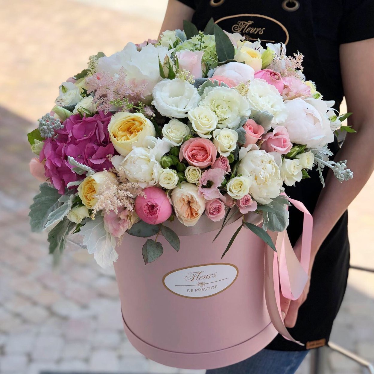 Шляпная коробка с цветами