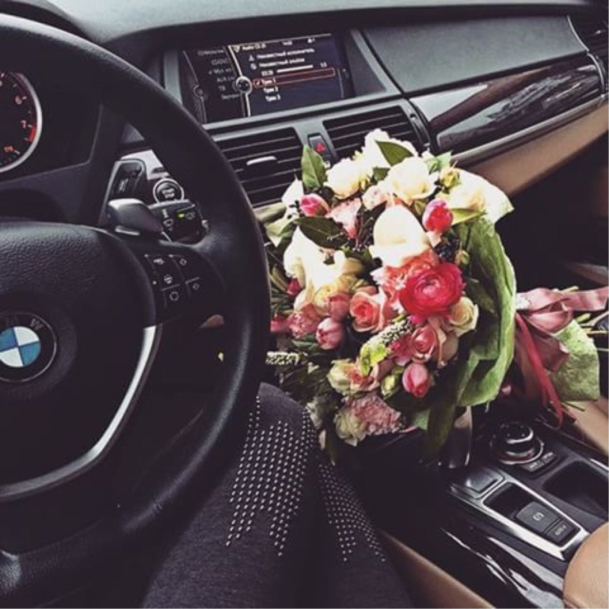 Букет цветов в машине на сиденье
