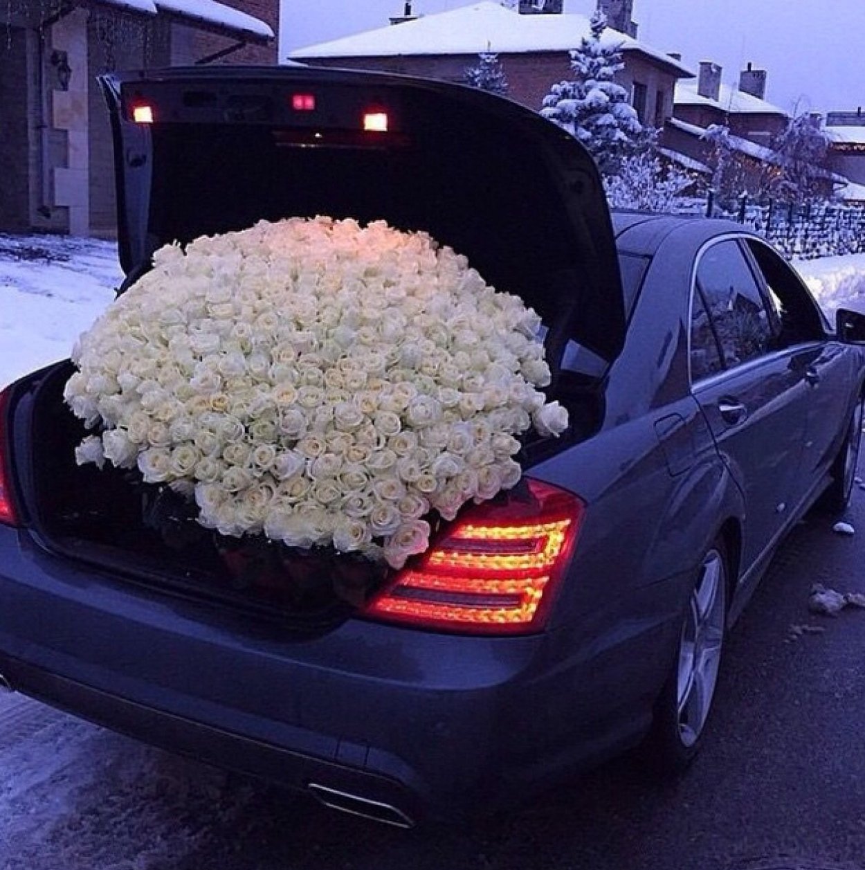 Красивый букет цветов в машине