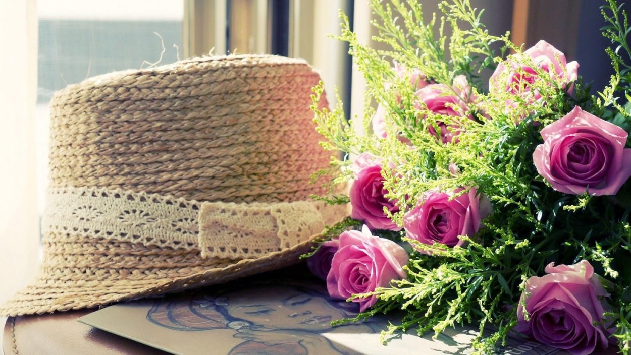 Соломенная шляпа и букеты