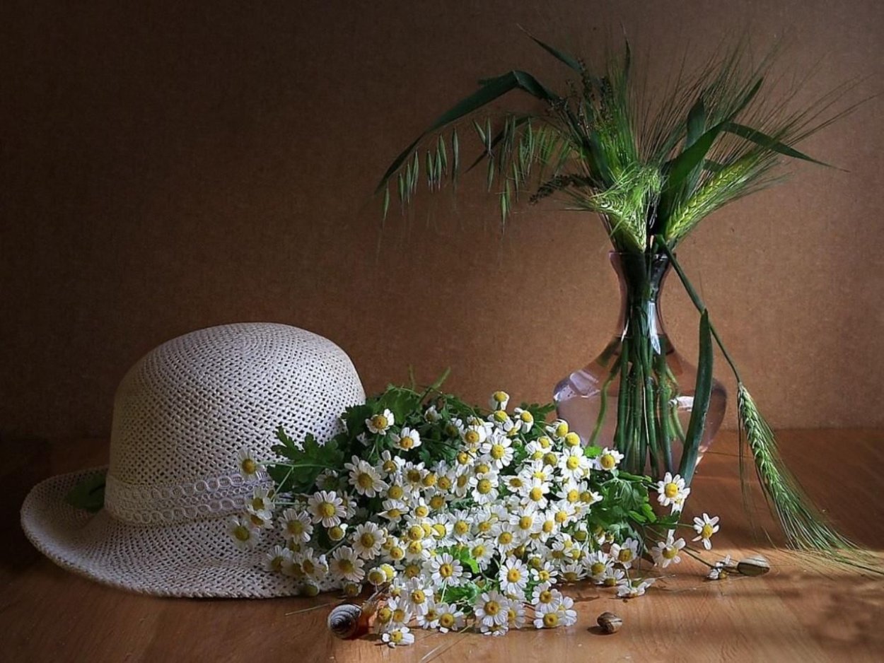 Полевые цветы в шляпе