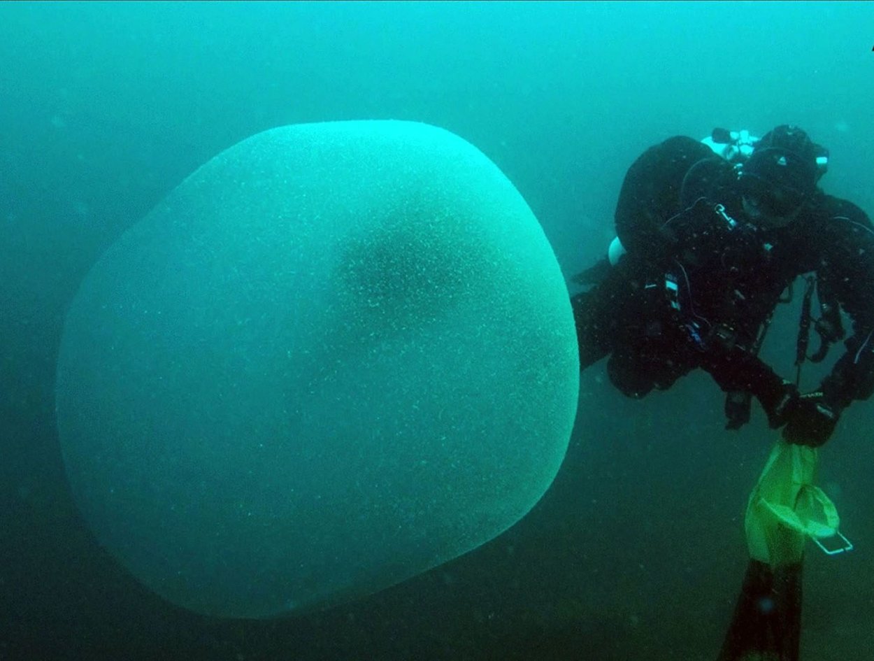 Подводный шар