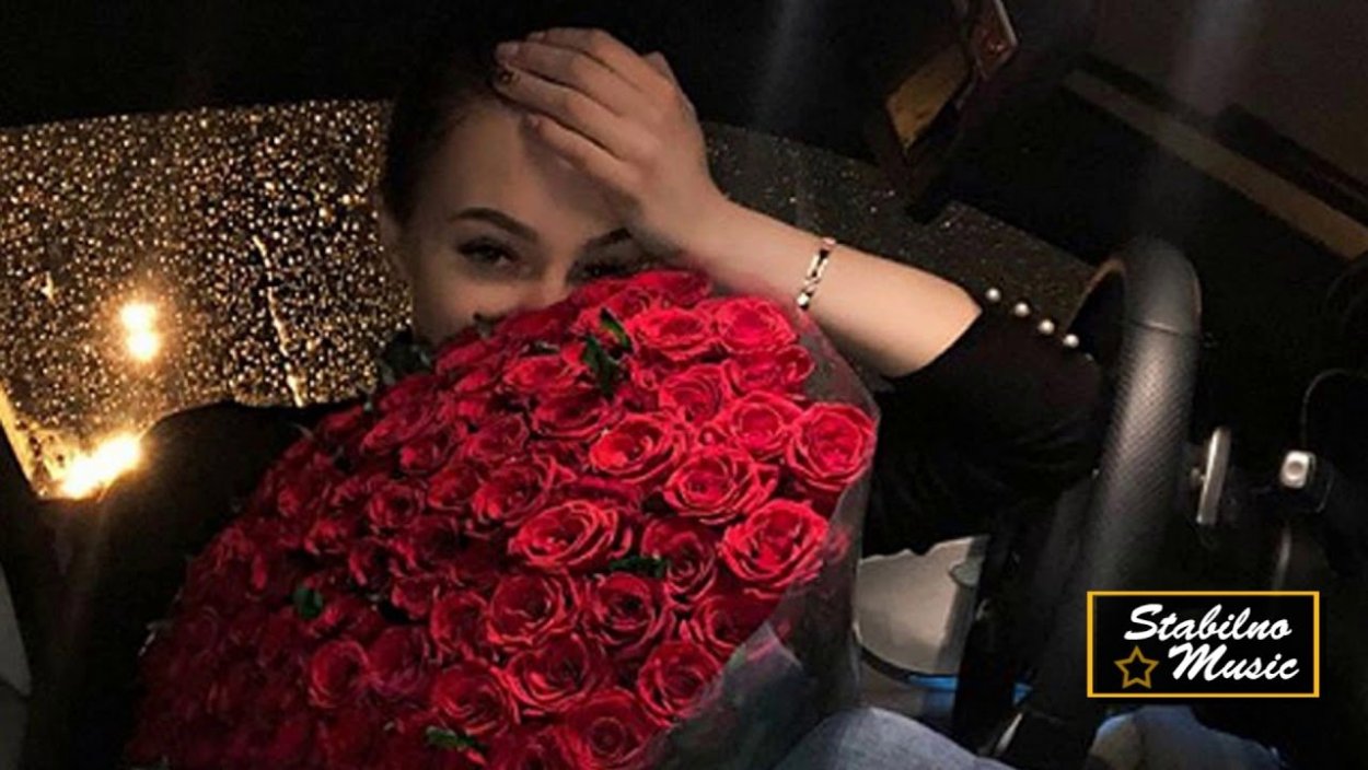 Букет цветов в машине