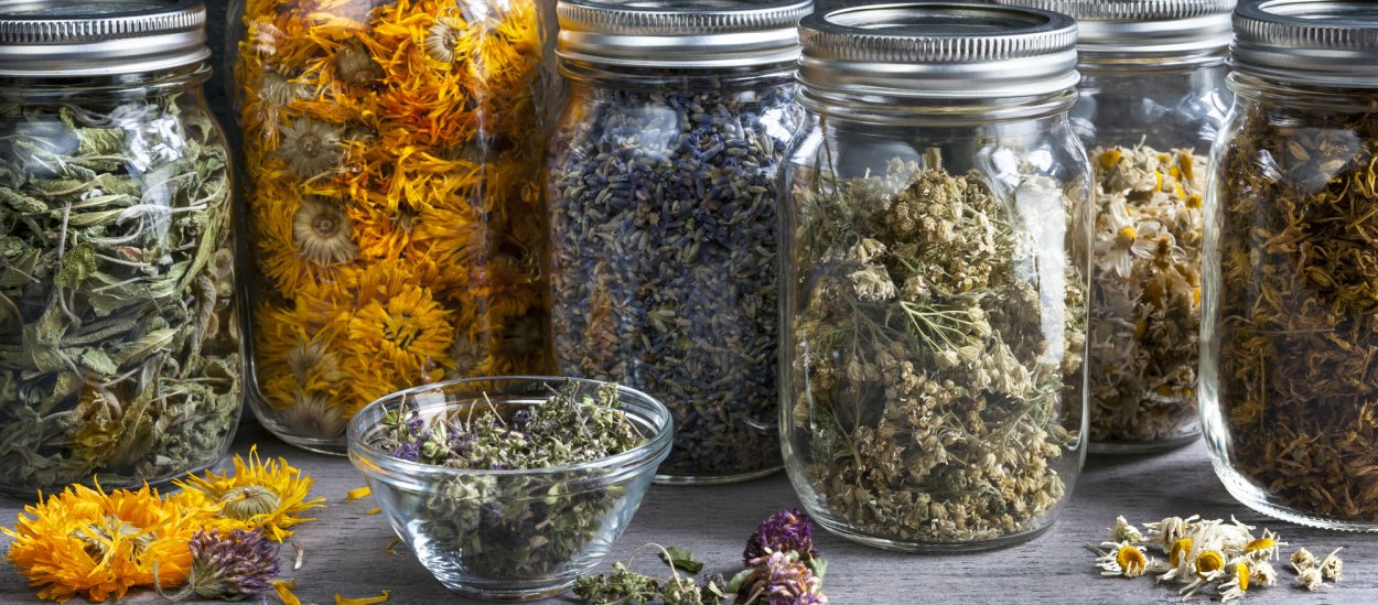 Сушеная трава в банке