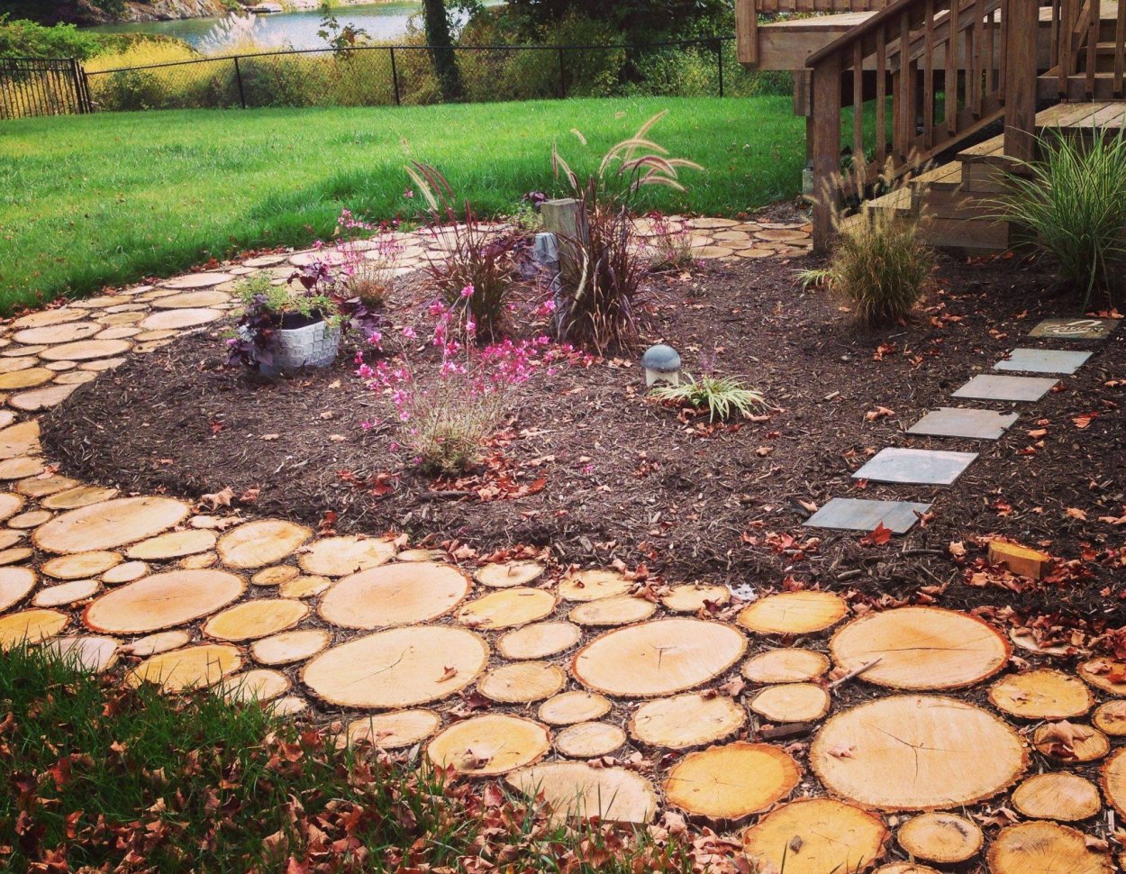 Дорожка из спилов дерева