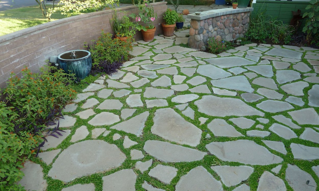 Мощение плитняком с газоном