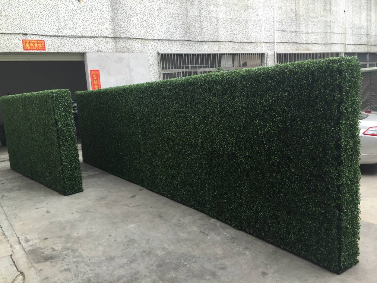 Забор из искусственного газона