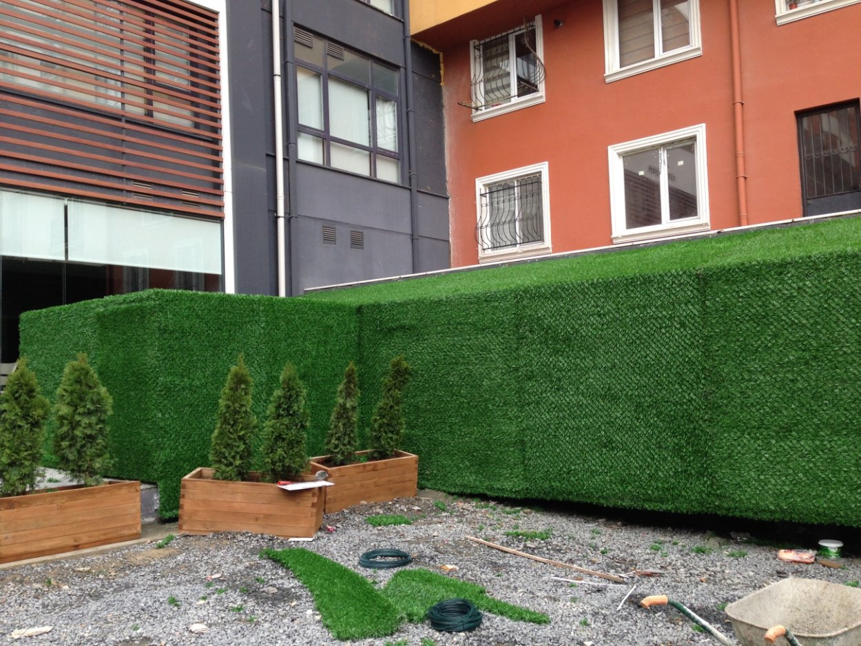 Искусственный газон на фасаде