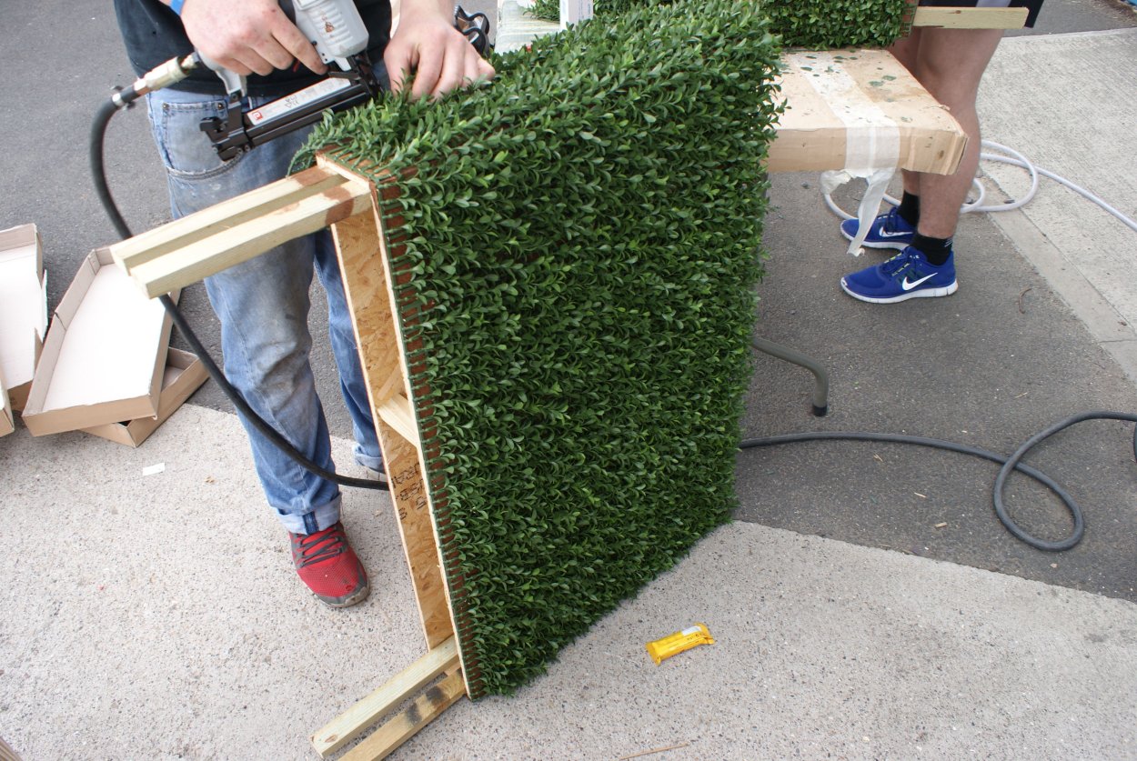 Изгородь из искусственного газона