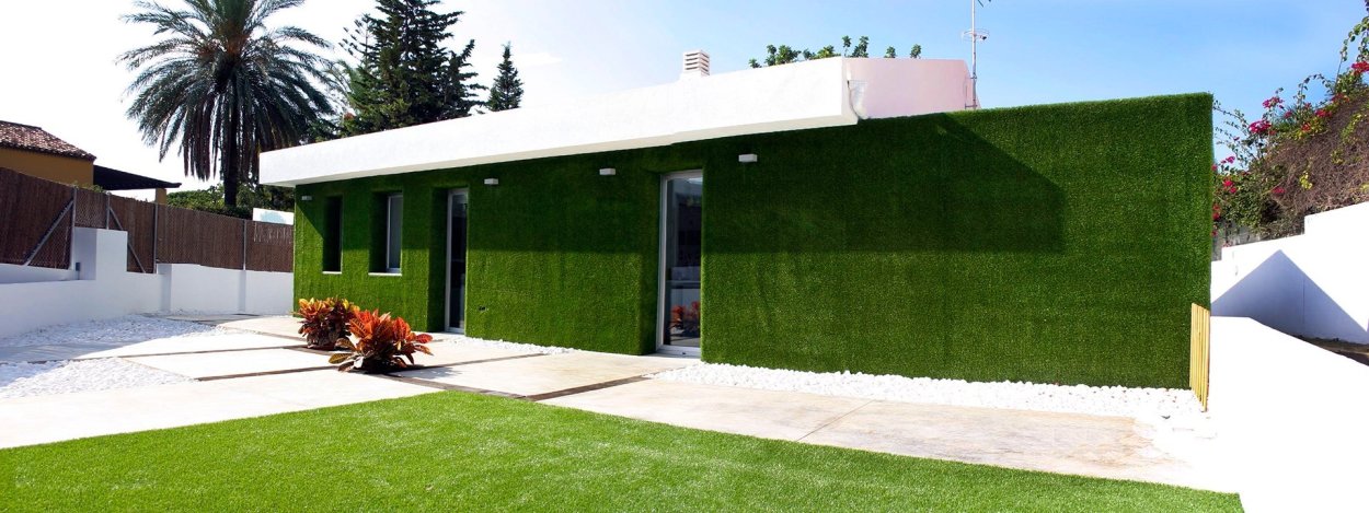 Отделка фасада искусственным газоном