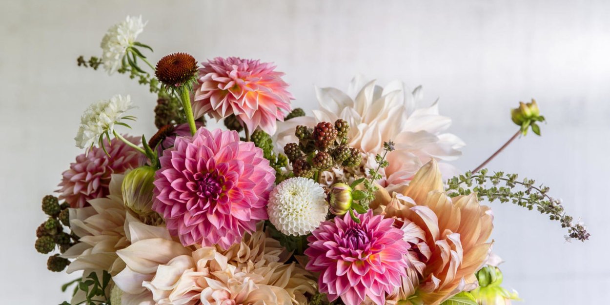 Декоративная корзинка с георгинами