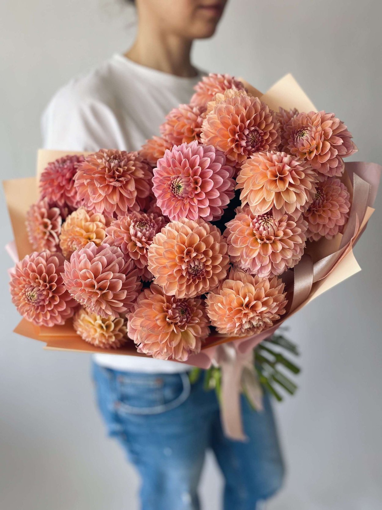 Георгин в букете невесты