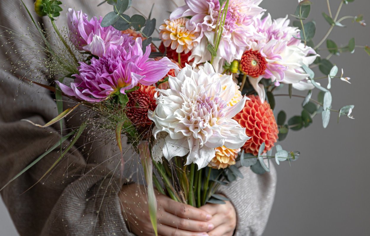 Букет белых георгин