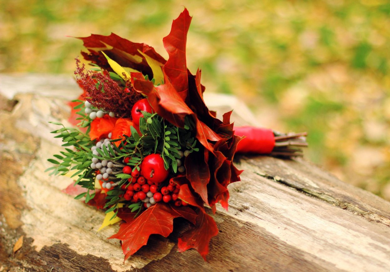 Ваза с осенними листочками