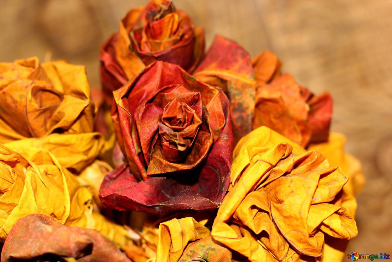 Ваза с осенними листьями